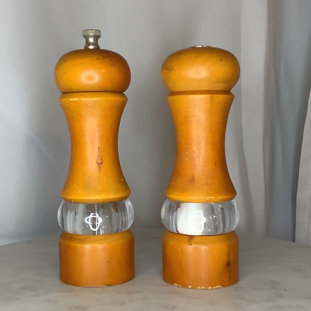 ODIE‎ THOMPSON Salt & Pepper Grinder Set Wood Lucite Vintage Kitchen Decor
